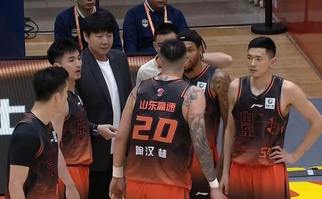 记者：马奎尔三年前被剥夺队长袖标，如今被视为曼联第二领袖