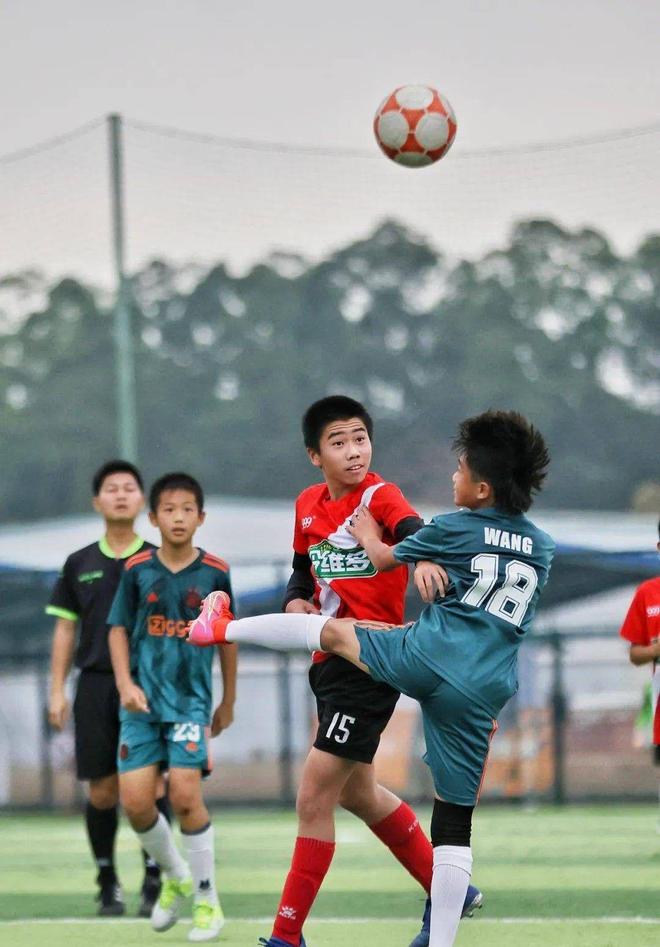 深受穆帅器重！曝皇马续约26岁铁腰5年：曾与队长2次打架 曼联失望