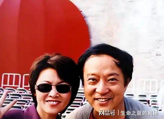 自掏腰包150万、每天睡2小时、23年没回家:某高校“优秀导师”评选PPT曝光,“掏空父母养老钱做科研”竟被当成先进事迹表彰!