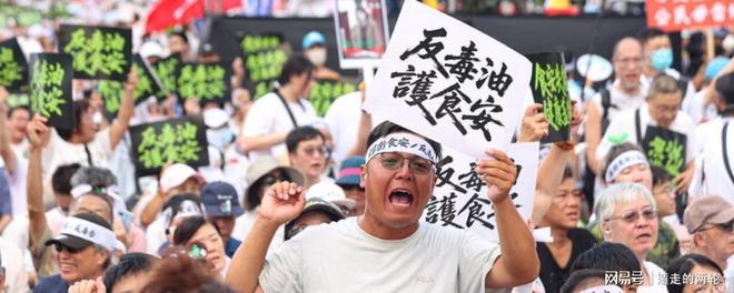 “底裤都露出来了，谁敢录你？”女生一袭红色超短裙面试教资，结局不出所料
