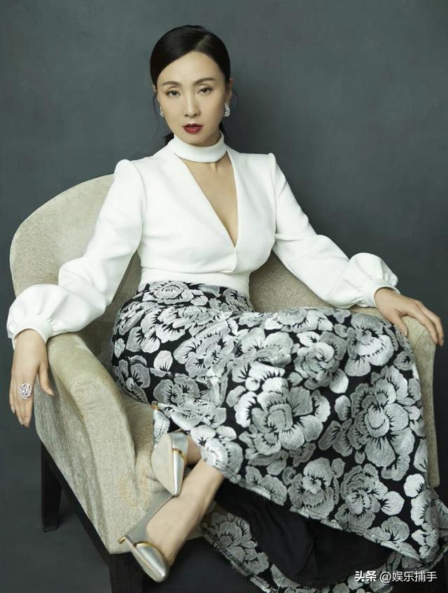 她是上海当家花旦，与前国脚分手后，如今的她与10岁女儿处成朋友