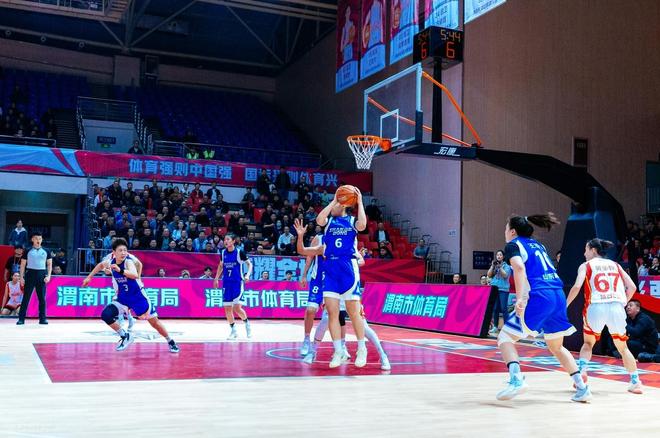 22岁前五天才被裁，全联盟抢疯了！惠特莫尔546万合同被骑士用延伸条款处理，湖人勇士掘金热火媒体同时摇人