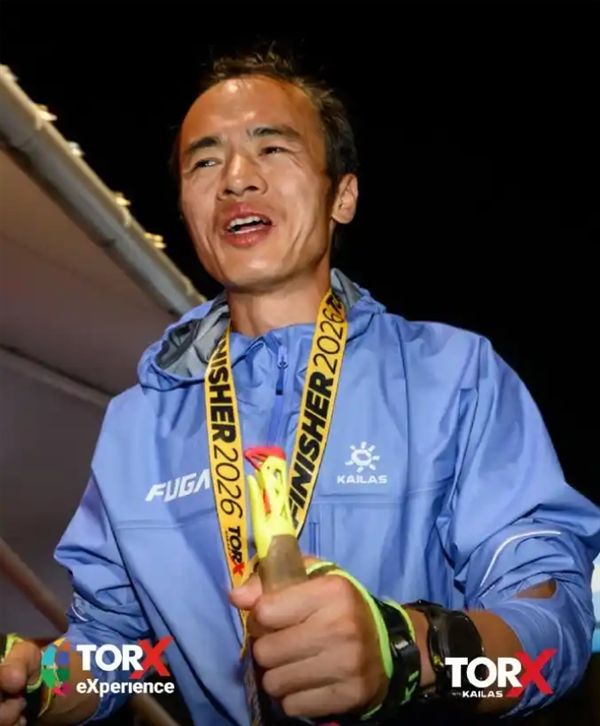章子怡为角色增肥后年轻10岁!短发狼尾搭黑金礼服,顶级骨相真飒