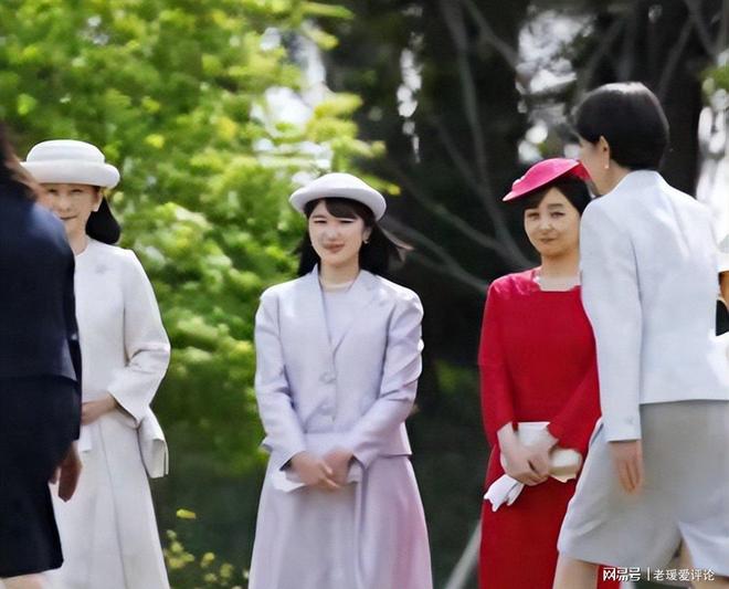 54岁闫妮放下容貌焦虑!路人素颜抓拍,真实状态看醒无数中年女人