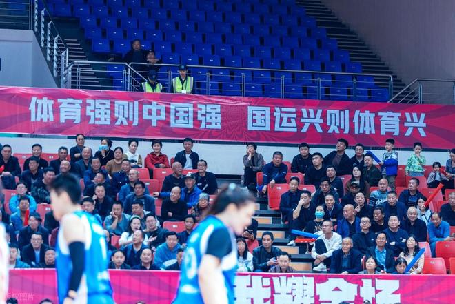 22岁前五天才被裁，全联盟抢疯了！惠特莫尔546万合同被骑士用延伸条款处理，湖人勇士掘金热火媒体同时摇人