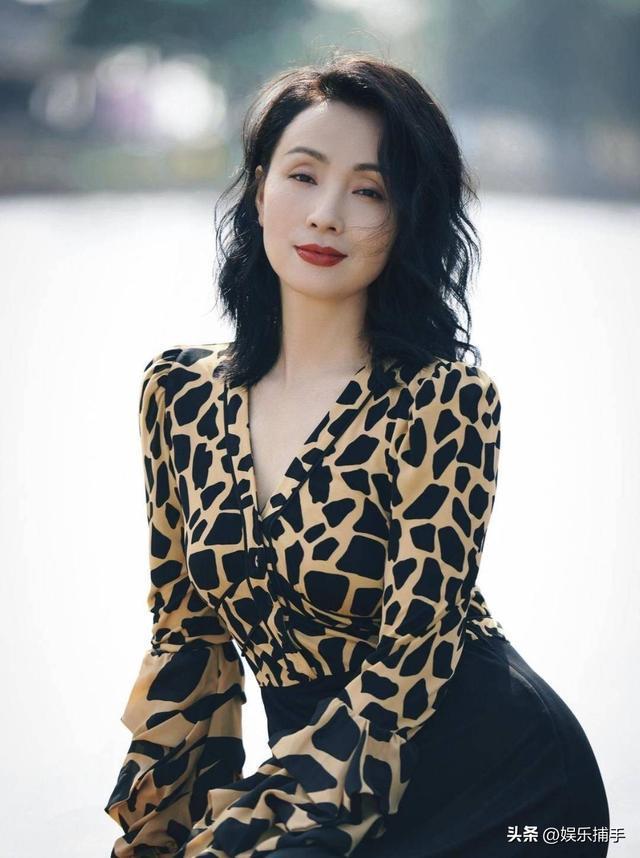 她是上海当家花旦，与前国脚分手后，如今的她与10岁女儿处成朋友