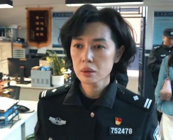 穆勒和新女友近照，身家过亿很潇洒，离婚仅1个月，女友小11岁