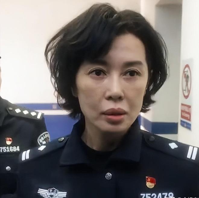 穆勒和新女友近照，身家过亿很潇洒，离婚仅1个月，女友小11岁